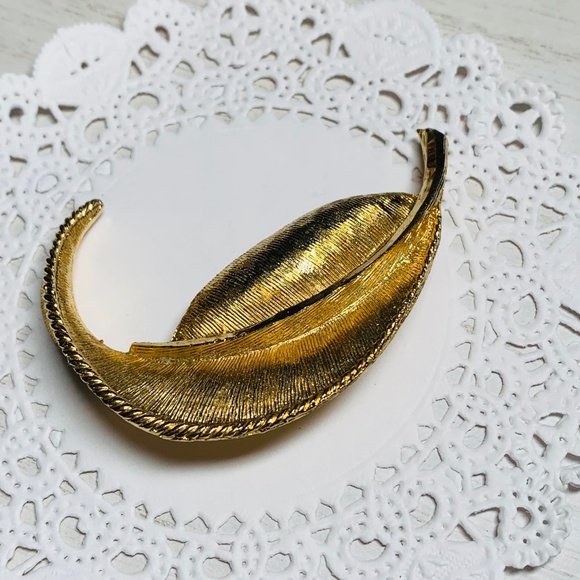 Classic Vintage Brooches, Lot of 3 - Picture 7 of 14